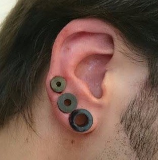 mehrere schwarze Tunnel im Ohr - piercen lernen und Piercer werden in der Piercing Ausbildung auf piercen-lernen.de oder piercerfernschule.de I #modsbyben