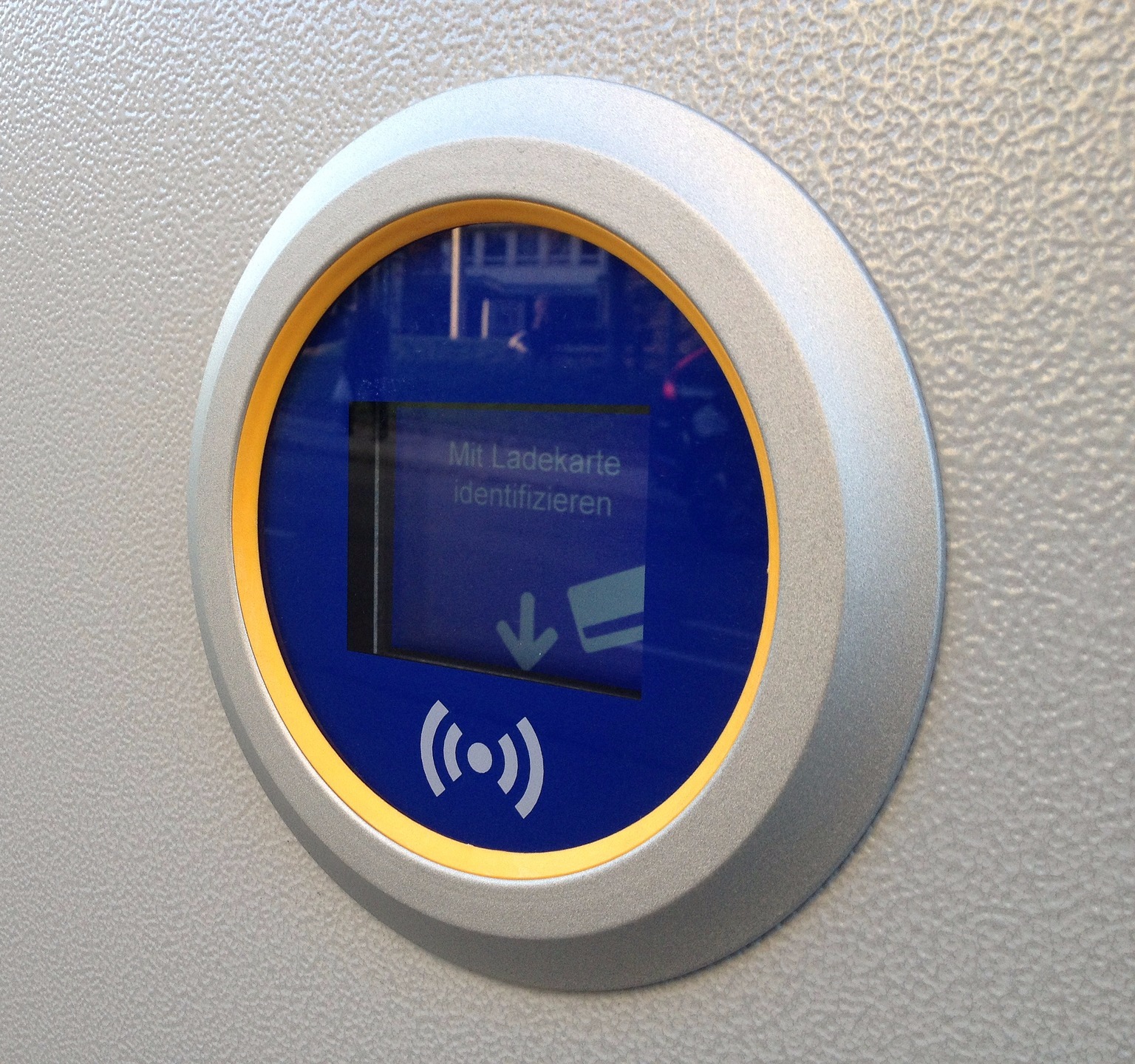 NFC - RFID - P1 Payment Chip- Bodymodificationangebot in Deutschland: Cutting, Implantate, Beadings Zungenspaltung sowie Piercing Ausbildung, Piercer werden, Piercing Kurs, Piercer Seminar und Bodymods lernen auf piercen-lernen.de