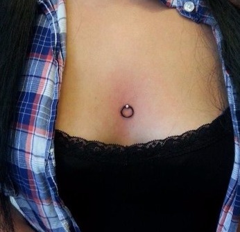 Dermal Anchor Microdermal Implantate über der Brust im Dekolette - piercen lernen und Piercer werden in der Piercing Ausbildung auf piercen-lernen.de oder piercerfernschule.de I #modsbyben