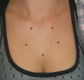 Dermal Anchor Microdermal Implantate in Stern Formation / Anordnung über der Brust im Dekolette - piercen lernen und Piercer werden in der Piercing Ausbildung auf piercen-lernen.de oder piercerfernschule.de I #modsbyben